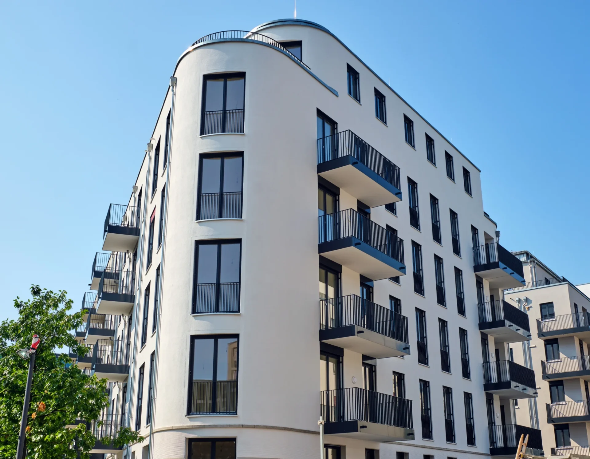 Neues Apartmentgebäude in Berlin, Deutschland. Das moderne Gebäude zeigt eine stilvolle Architektur mit klaren Linien, großen Fenstern und einer ansprechenden Fassade, die die zeitgenössische Bauweise in der Stadt widerspiegelt.