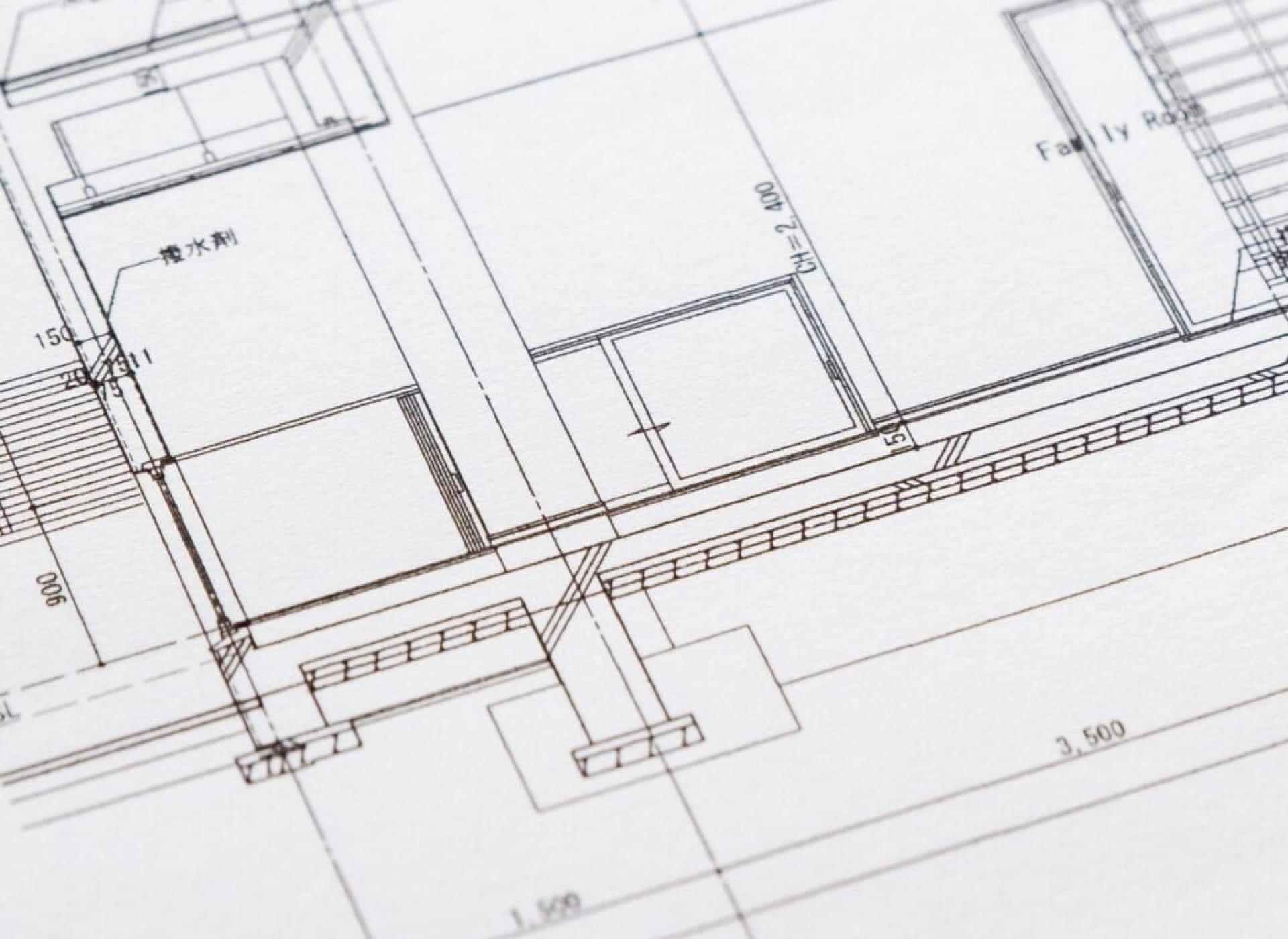 Bauzeichnung oder technischer Plan, der ein Gebäude oder eine Immobilie darstellt. Die Zeichnung enthält detaillierte Architektur- oder Konstruktionspläne, möglicherweise mit Maßangaben und verschiedenen Perspektiven des Projekts.