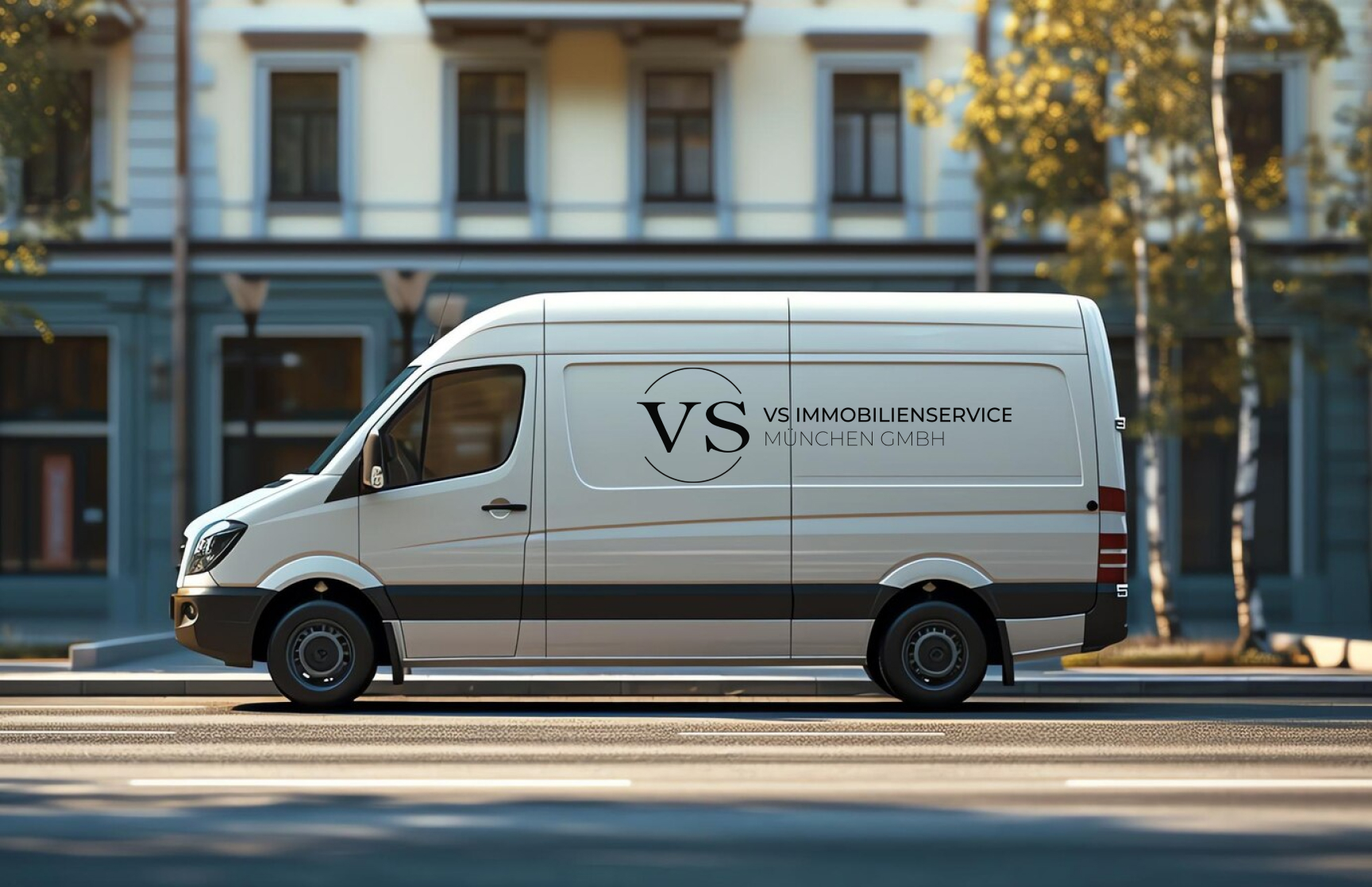 Ein grauer Transporter von VS Immobilienservice, auf dem das Unternehmenslogo gut sichtbar an der Seite angebracht ist. Das Fahrzeug vermittelt den Eindruck von Mobilität und Service im Bereich Immobilien.